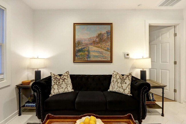 Building Photo - 306 E Victory Dr