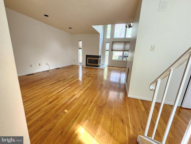 Building Photo - 254 Sayre Dr