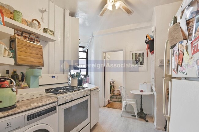 Building Photo - 170 W 89th St