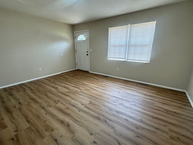Foto del edificio - Cozy 3-Bedroom Home with Convenient Layout