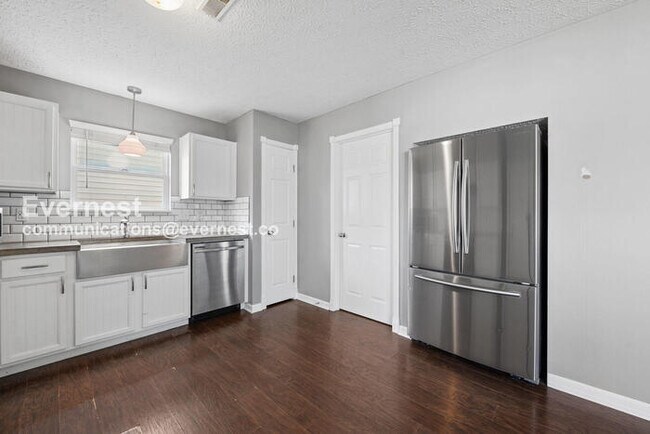 Building Photo - 3 Bed/2.5 Bath Home with Garage / Pet-Friendly / Coming Soon!