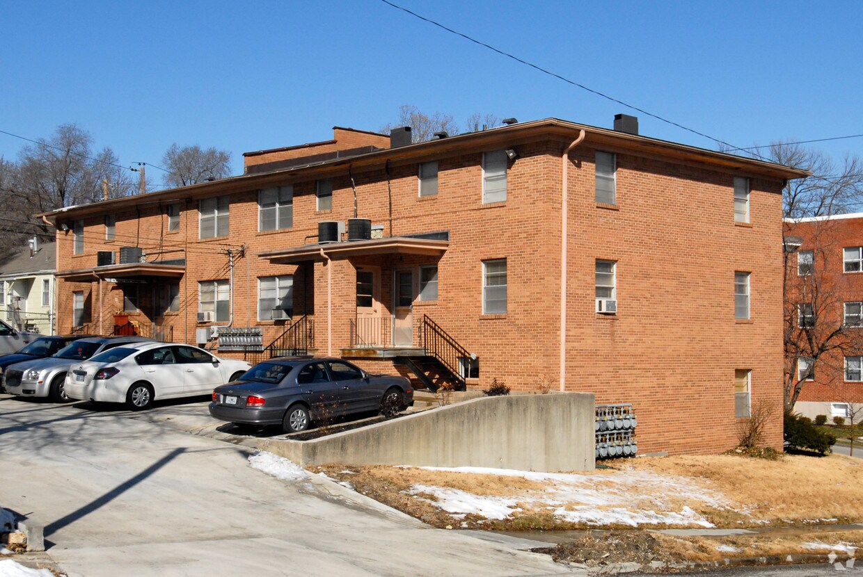 Building Photo - Holly Plaza West