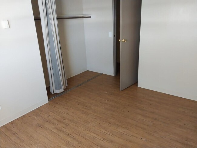 Building Photo - 2 Bedroom 1 Bathroom - Granvue Apartments