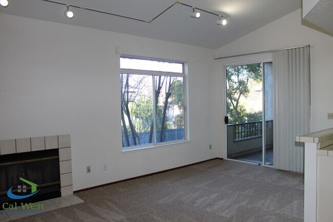 Foto del edificio - $2,595 - Upstairs 2 Bedroom/1 Bath Condo