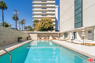 Building Photo - 818 N Doheny Dr