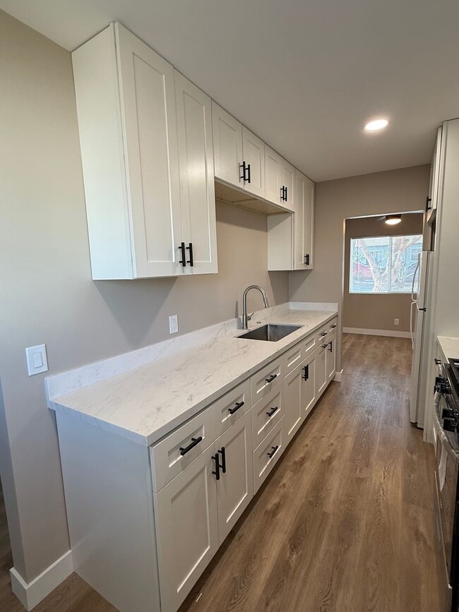 Building Photo - Fully Renovated 2 Bed 1 Bath Home