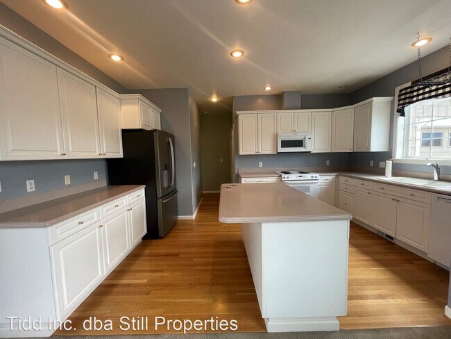 Building Photo - 2 br, 2.5 bath House - 1494 Eastmont Ave. #1