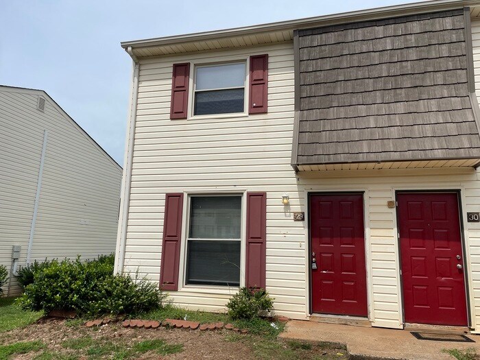 Foto principal - Charming 2-Bedroom Townhome in Prime Charl...