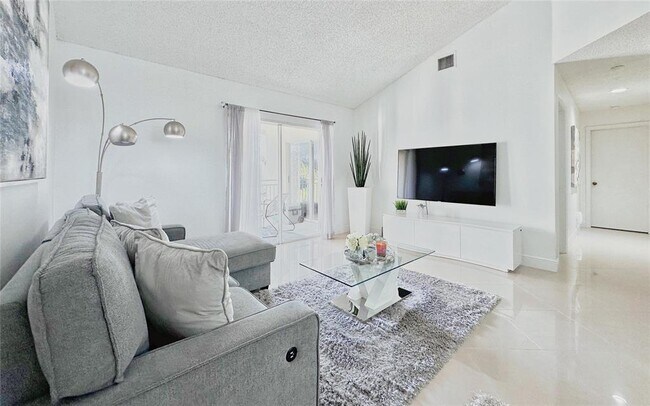 Foto del edificio - 18870 NW 57th Ave