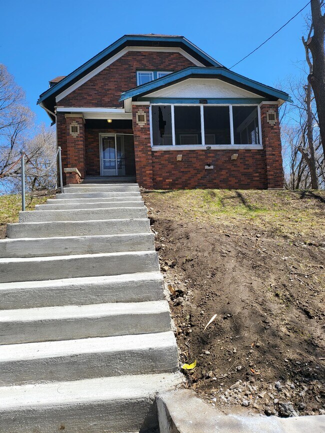 Building Photo - 1033 N Rockton Ave