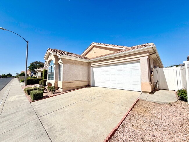 Foto del edificio - Beautiful 55+ Community 2 Bedroom + Den Home with INCLUDED Solar & Premium Amenities
