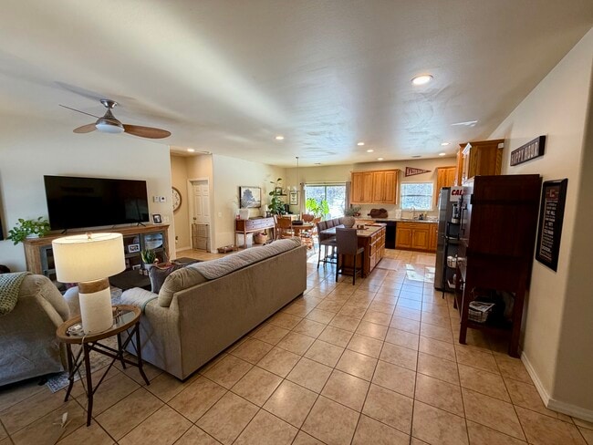 Foto del edificio - 1244 N Lewis Ave