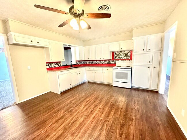 Foto del edificio - Beautiful Home right next to Hobby Lobby and Remington Park! Self Showing