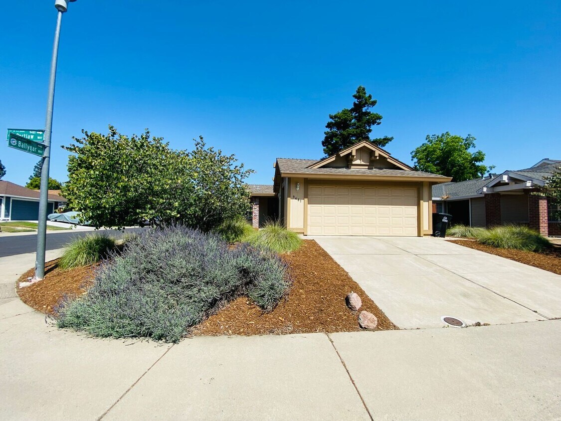 Primary Photo - Cute Corner Home!