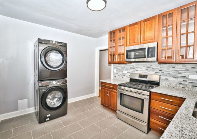 Full size washer - Dryer - 2021 Brown Ave