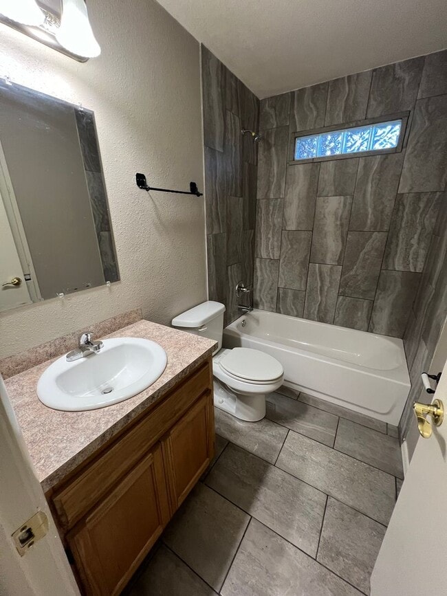 Building Photo - 2 Bed, has extra room which could be 3rd bed room, 1.5 Bath House.  Yard Care Included.  Gas Heat.