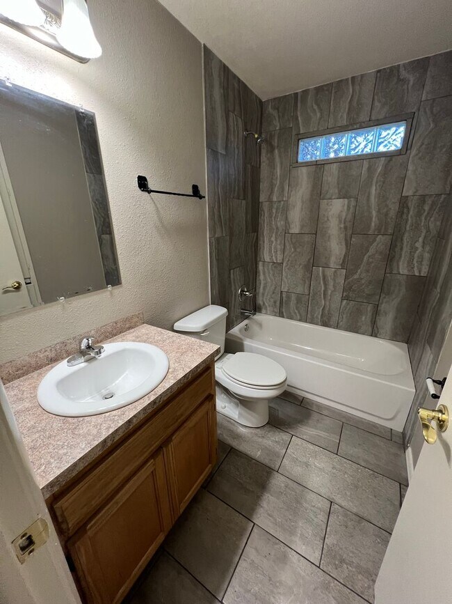 Foto del edificio - 2 Bed, has extra room which could be 3rd bed room, 1.5 Bath House.  Yard Care Included.  Gas Heat.