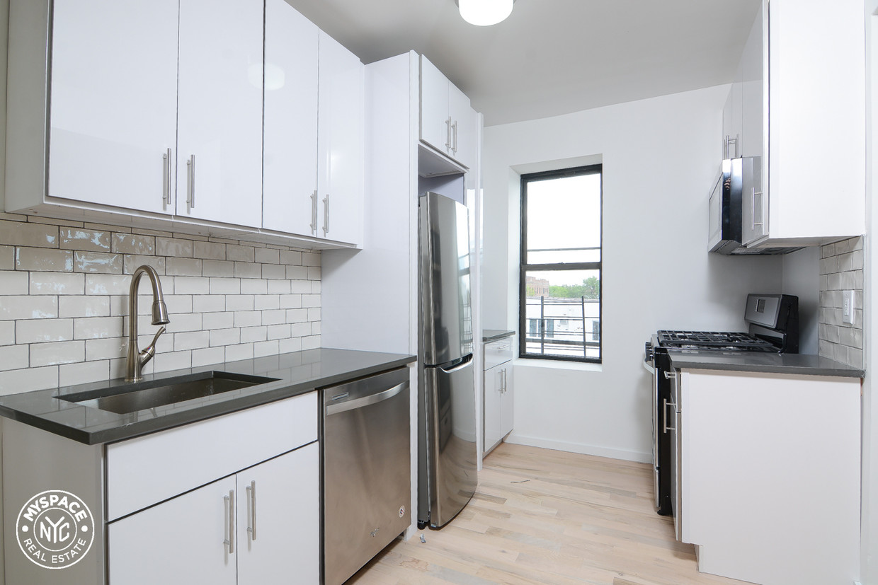 Primary Photo - 220 E 23rd St