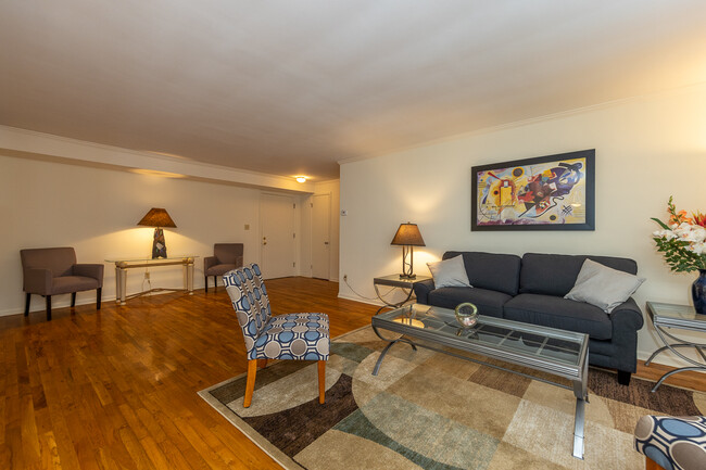 Foto del edificio - Uptown Shaker- Spacious 2 Bedroom Units