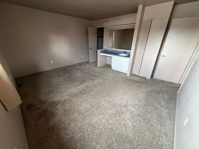 Building Photo - Townhome in great West End location