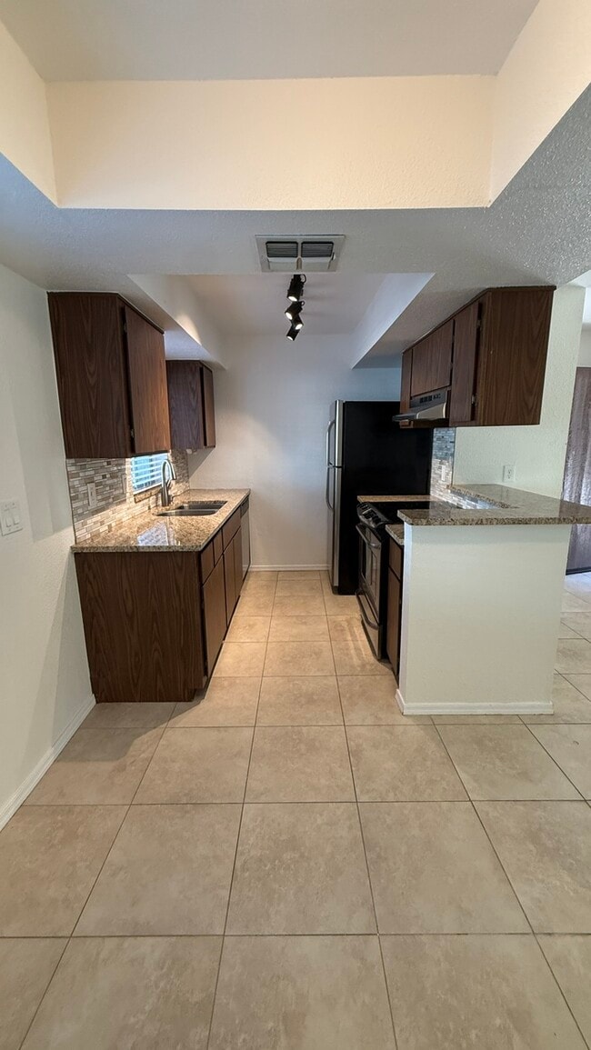 Building Photo - Paradise Valley 1br Condo with Pool