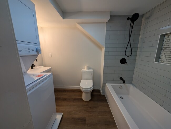 Baño con lavadora y secadora en la unidad - 5936 34th Ave SW