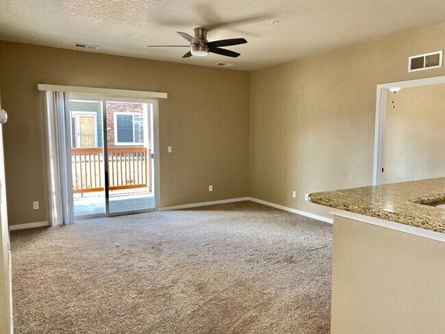 Building Photo - Fantastic 2 Bed, 2 Bath Condo With Detache...