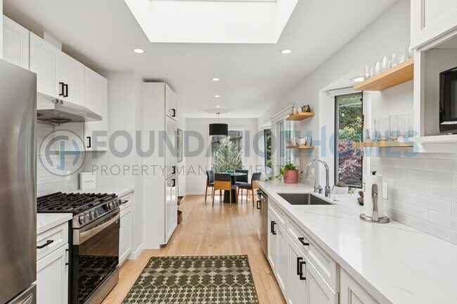 Foto del edificio - Furnished Mill Valley Home with Mt. Tam Views | Available Through December  - FOUNDATION