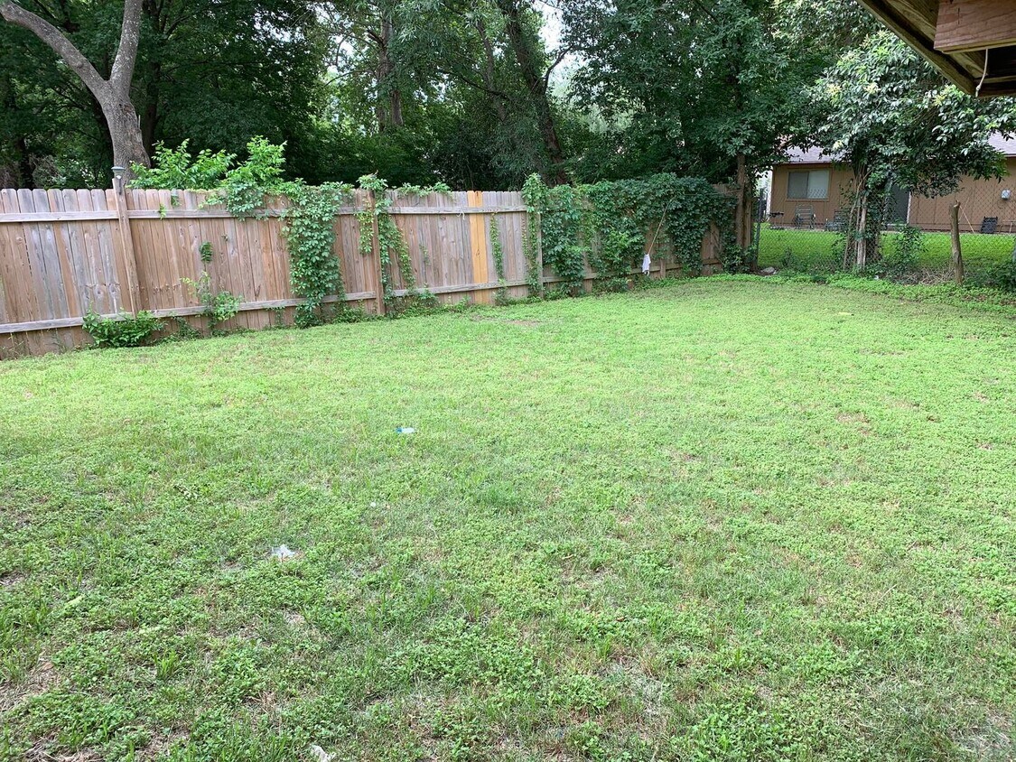 Building Photo - Charming 4-Bedroom Corner of Comfort in So...