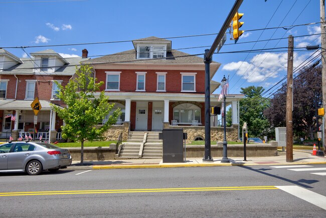 Building Photo - 463 Main St