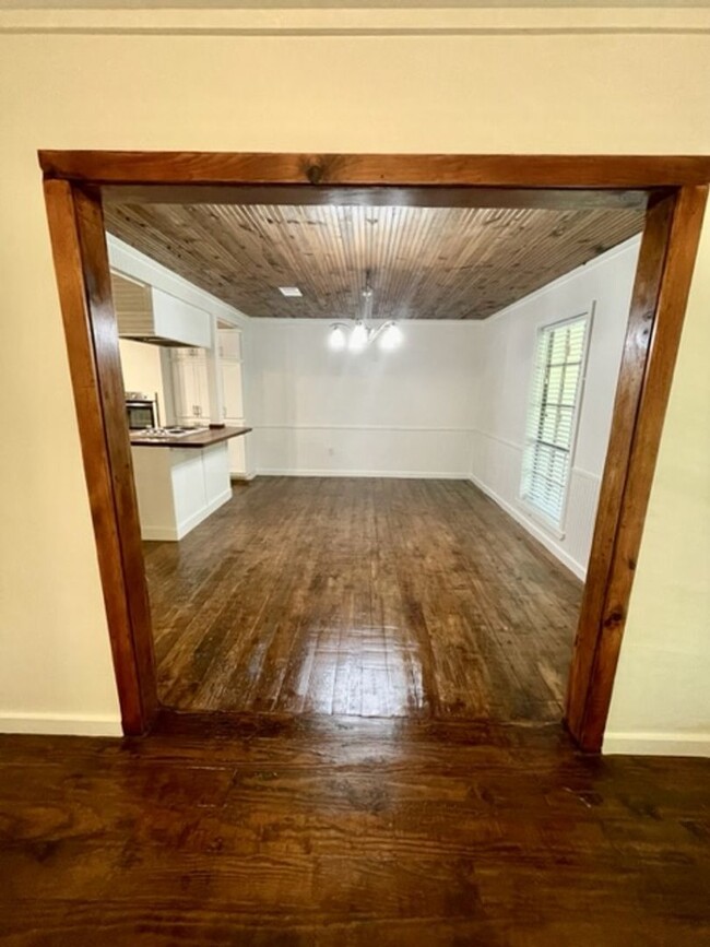 Building Photo - Charming 3 bedroom / 2 bath with Bonus Room