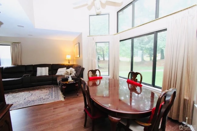 Building Photo - 587 Sayre Dr