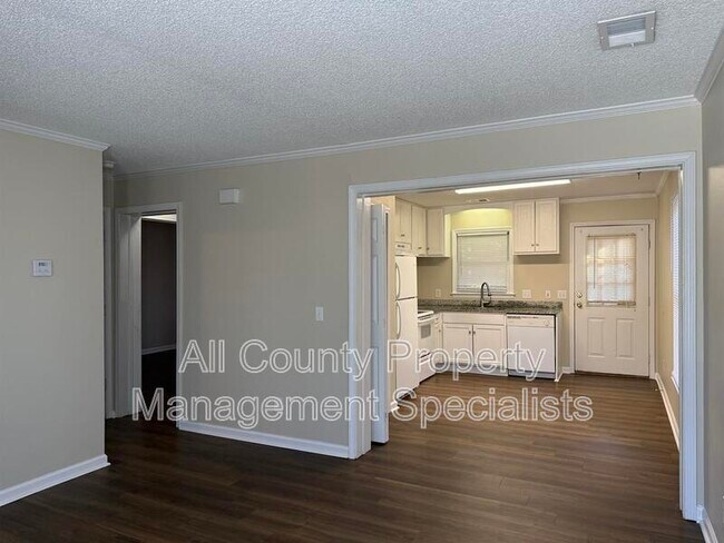 Building Photo - 1908 Greenoaks Rd