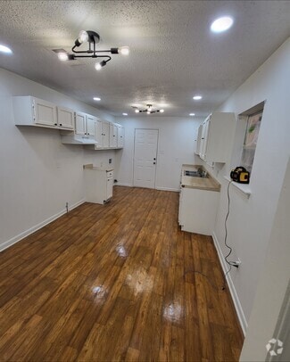 Building Photo - 2701 Howard Dr