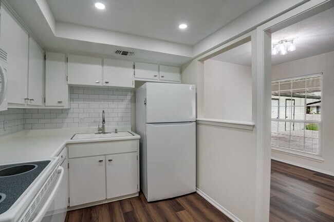 Foto del edificio - 2103 Pompton Dr