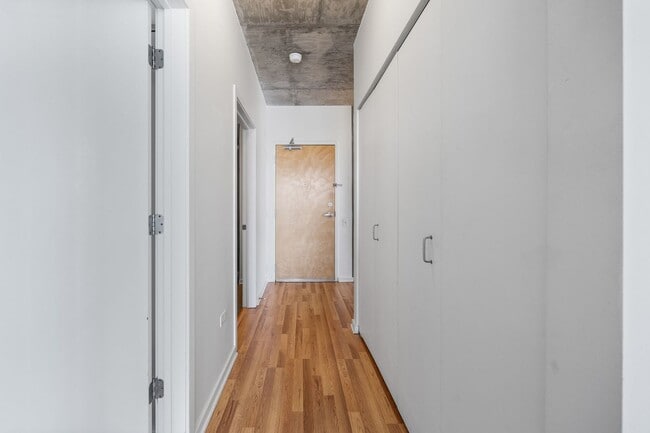 Building Photo - 659 W Randolph St