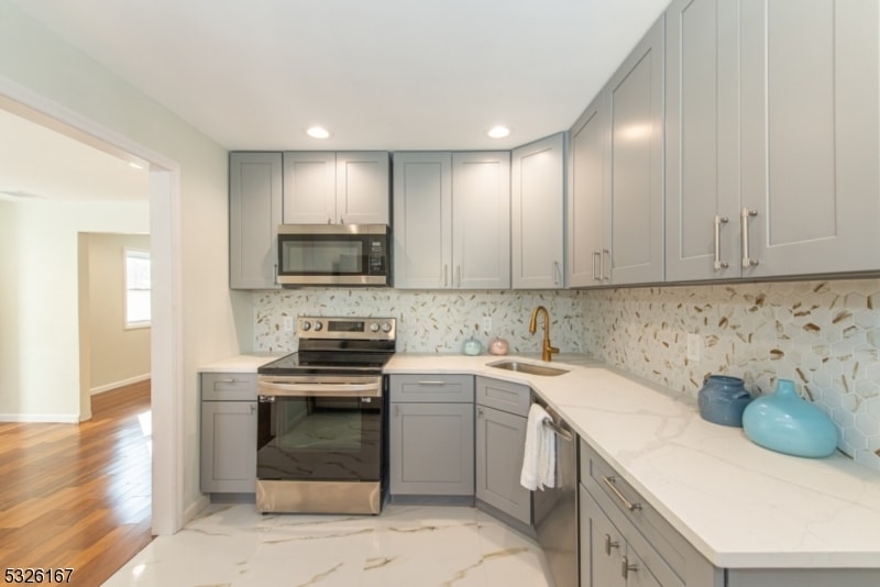 Foto principal - 8 Fairview Dr.