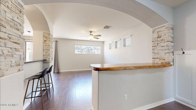 Foto del edificio - 451 W Mountain Sage Dr