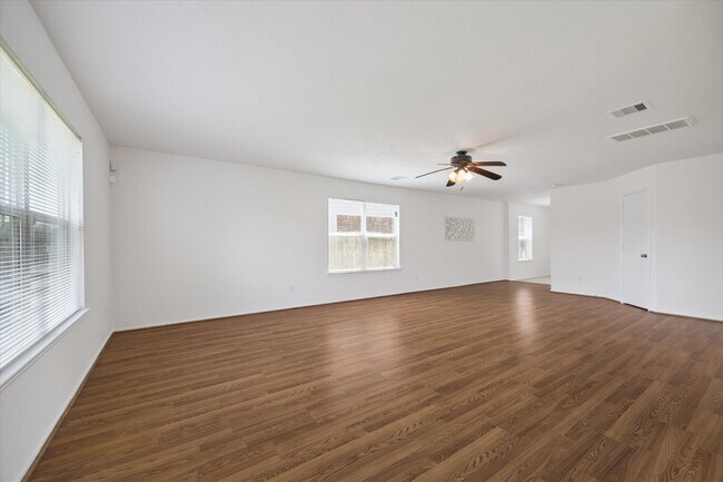 Foto del edificio - 6738 Haven Forest Ln
