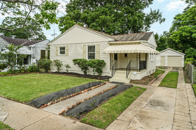 Building Photo - 555 Honore Dr
