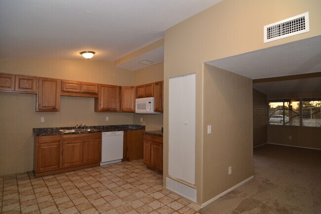 Building Photo - Charming 2 Bedroom 1 Bath Home! South Tucs...