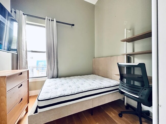 Building Photo - Furnished room/NOT APARTMENT