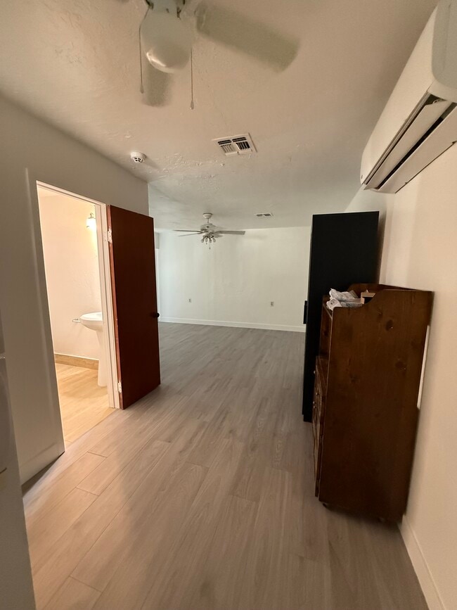 Building Photo - 2443 E Earll Dr