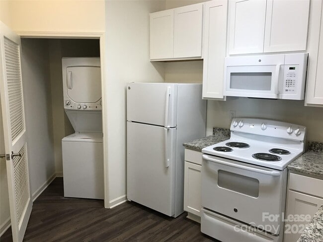 Building Photo - 17905 Delmas Dr