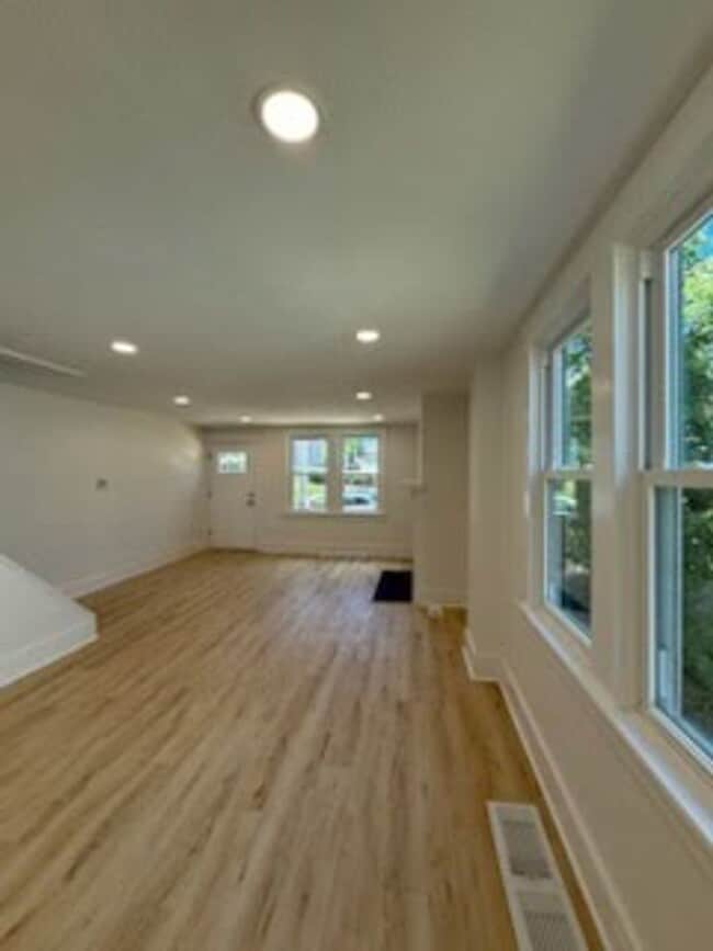 Building Photo - 904 Quaill Ave