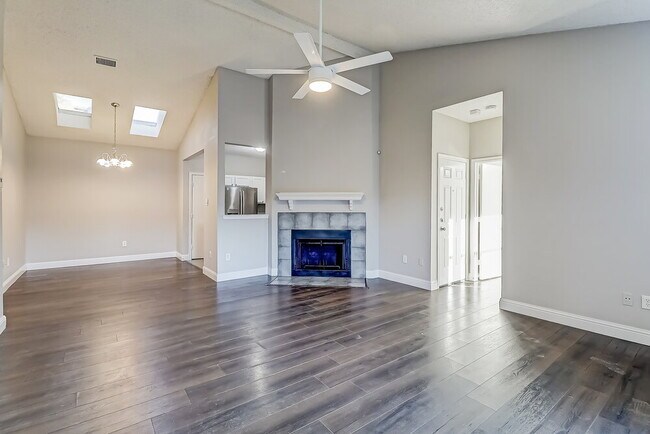 Foto del edificio - 1162 Hemlock Dr