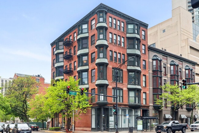 104 West Oak Street #4 - 104 W Oak St (Chicago, IL) Apartment