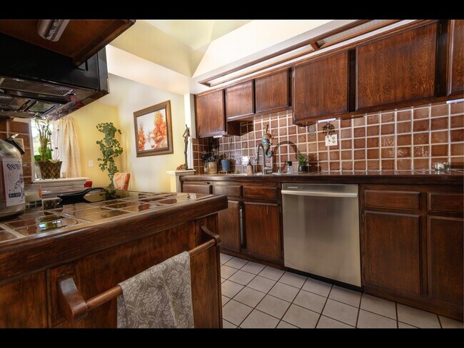 Kitchen - 755 Schenley Bay