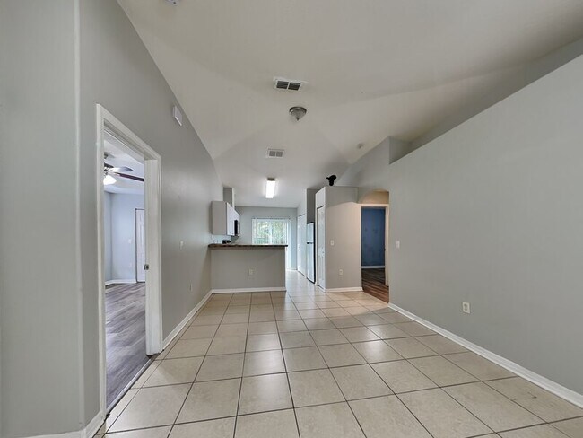 Building Photo - 1613 E Poinsettia Ave