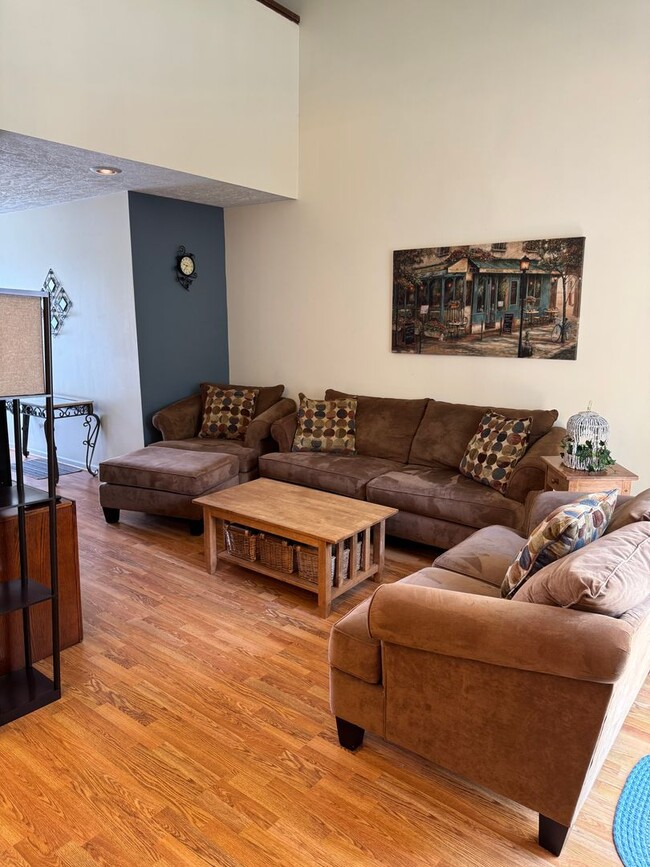 Foto del edificio - Fully Furnished 3BR 2BA Condo with Pool & ...